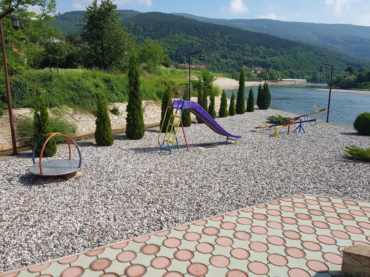 Pansion Basa Hotel Ustikolina Kültér fotó